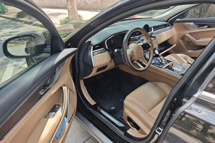Used Jaguar XFL 2023 XFL 2.0T P250 Two-Wheel-Drive Prestige Luxury Gold Edition Interior 3