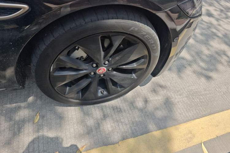 Used Jaguar XFL 2023 XFL 2.0T P250 Two-Wheel-Drive Prestige Luxury Gold Edition Right Front Wheel Hub