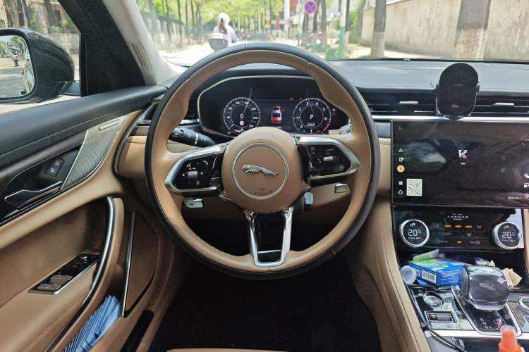 Used Jaguar XFL 2023 XFL 2.0T P250 Two-Wheel-Drive Prestige Luxury Gold Edition Steering Wheel