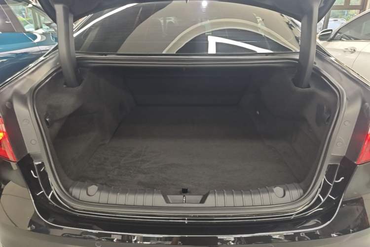 Used Jaguar XFL 2023 XFL 2.0T P250 Two-Wheel-Drive Luxury Deluxe Edition Trunk
