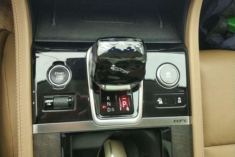 Used Jaguar XFL 2023 XFL 2.0T P250 Two-Wheel-Drive Luxury Deluxe Edition Gear Lever