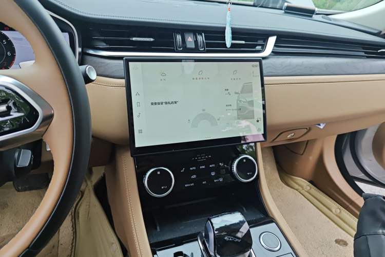 Used Jaguar XFL 2023 XFL 2.0T P250 Two-Wheel-Drive Luxury Deluxe Edition Audio And AC Panel