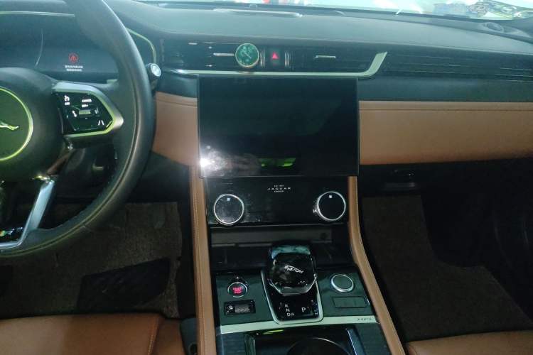 Used Jaguar XFL 2023 XFL 2.0T P250 Two-Wheel-Drive Elite Sport Edition Audio And AC Panel