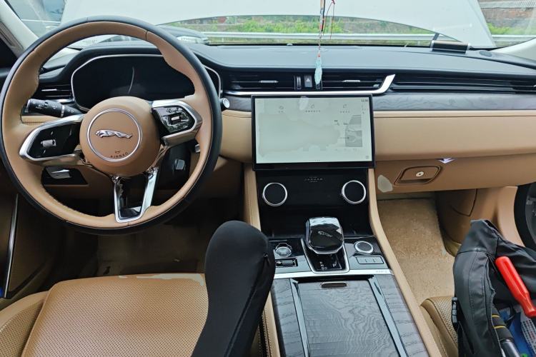 Used Jaguar XFL 2023 XFL 2.0T P250 Two-Wheel-Drive Luxury Deluxe Edition Center Console