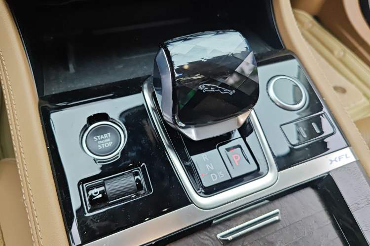 Used Jaguar XFL 2023 XFL 2.0T P250 Two-Wheel-Drive Luxury Deluxe Edition Gear Lever