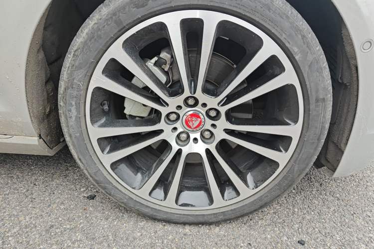 Used Jaguar XFL 2023 XFL 2.0T P250 Two-Wheel-Drive Luxury Deluxe Edition Right Front Wheel Hub