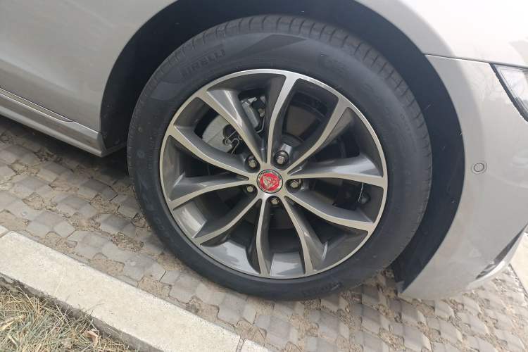 Used Jaguar XFL 2023 XFL 2.0T P250 Two-Wheel-Drive Elite Sport Edition Right Front Wheel Hub