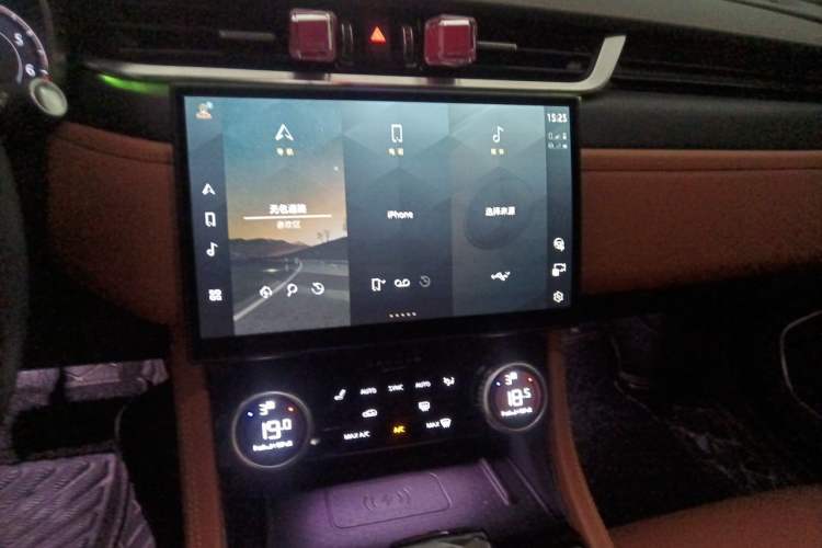 Used Jaguar XFL 2023 XFL 2.0T P250 Two-Wheel-Drive Elite Sport Edition Audio And AC Panel