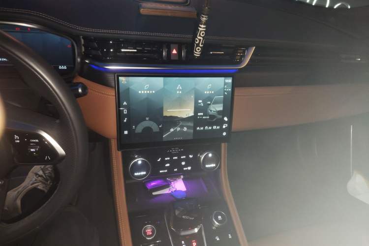 Used Jaguar XFL 2023 XFL 2.0T P250 Two-Wheel-Drive Elite Sport Edition Audio And AC Panel