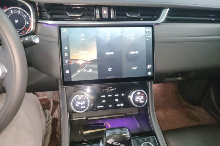 Used Jaguar XFL 2023 XFL 2.0T P200 Two-Wheel-Drive Elite Luxury Edition Audio And AC Panel