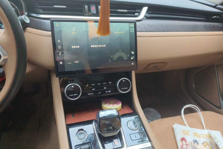 Used Jaguar XFL 2023 XFL 2.0T P250 Two-Wheel-Drive Luxury Deluxe Edition Audio And AC Panel
