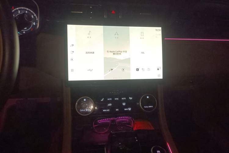 Used Jaguar XFL 2023 XFL 2.0T P250 Two-Wheel-Drive Luxury Deluxe Edition Audio And AC Panel