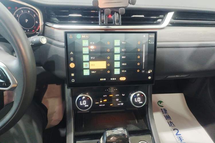 Used Jaguar XFL 2023 XFL 2.0T P200 Two-Wheel-Drive Elite Luxury Edition Audio And AC Panel