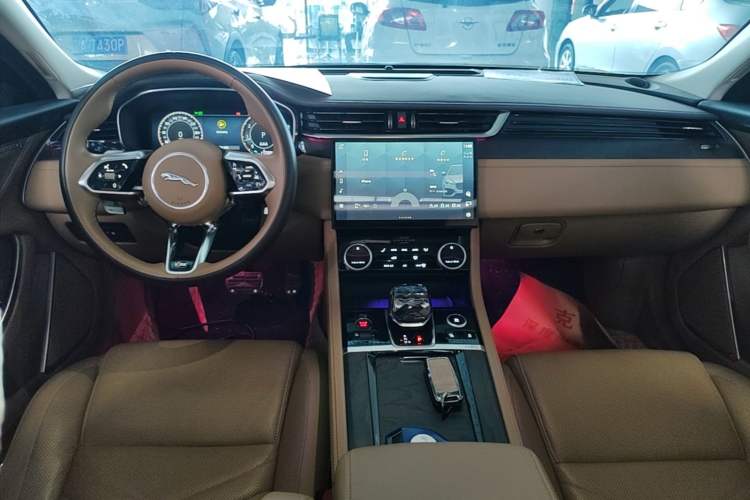 Used Jaguar XFL 2023 XFL 2.0T P250 Two-Wheel-Drive Prestige Luxury Gold Edition Center Console