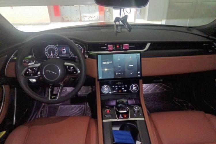 Used Jaguar XFL 2023 XFL 2.0T P250 Two-Wheel-Drive Elite Sport Edition Center Console