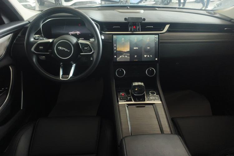 Used Jaguar XFL 2023 XFL 2.0T P200 Two-Wheel-Drive Elite Luxury Edition Center Console