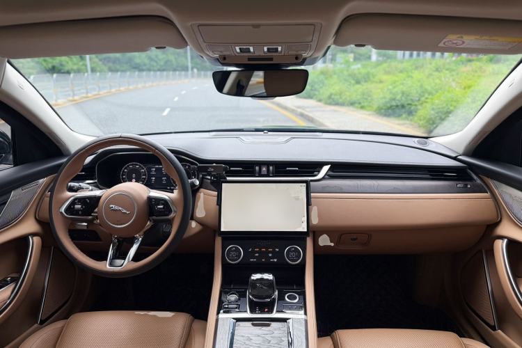 Used Jaguar XFL 2023 XFL 2.0T P250 Two-Wheel-Drive Luxury Deluxe Edition Center Console