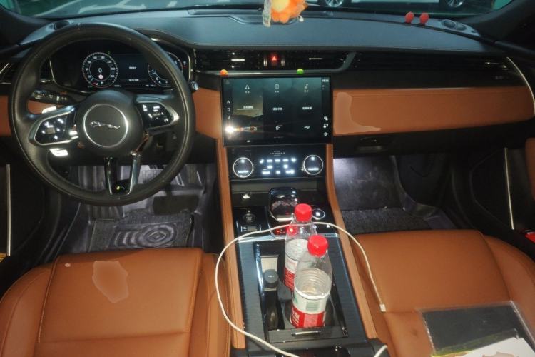 Used Jaguar XFL 2023 XFL 2.0T P250 Two-Wheel-Drive Elite Sport Edition Center Console