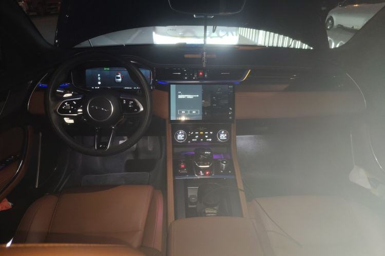 Used Jaguar XFL 2023 XFL 2.0T P250 Two-Wheel-Drive Elite Sport Edition Center Console
