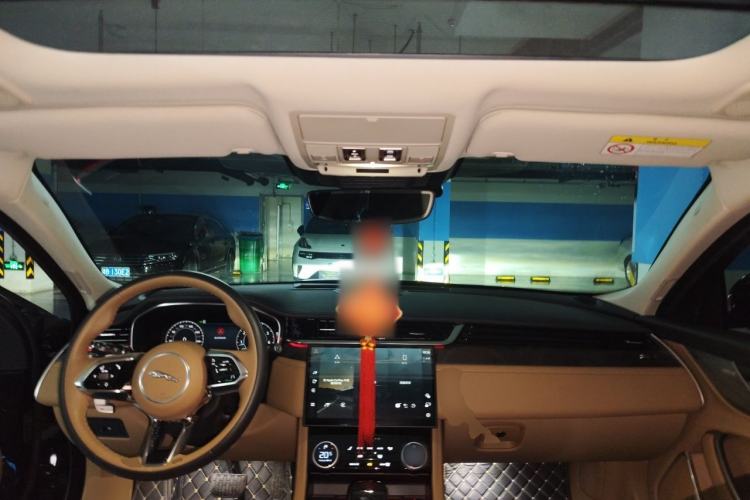 Used Jaguar XFL 2023 XFL 2.0T P250 Two-Wheel-Drive Luxury Deluxe Edition Center Console