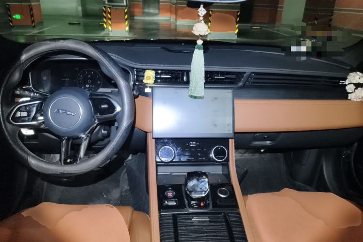Used Jaguar XFL 2023 XFL 2.0T P250 Two-Wheel-Drive Elite Sport Gold Edition Center Console