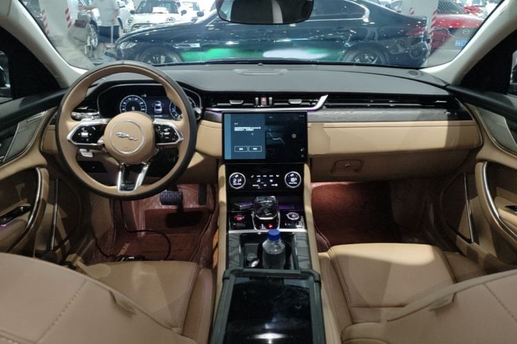 Used Jaguar XFL 2023 XFL 2.0T P250 Two-Wheel-Drive Prestige Luxury Gold Edition Center Console