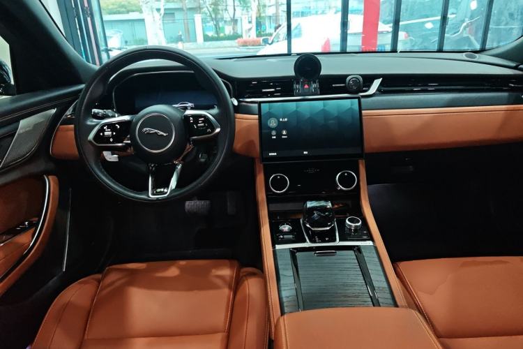 Used Jaguar XFL 2023 XFL 2.0T P250 Two-Wheel-Drive Elite Sport Edition Center Console