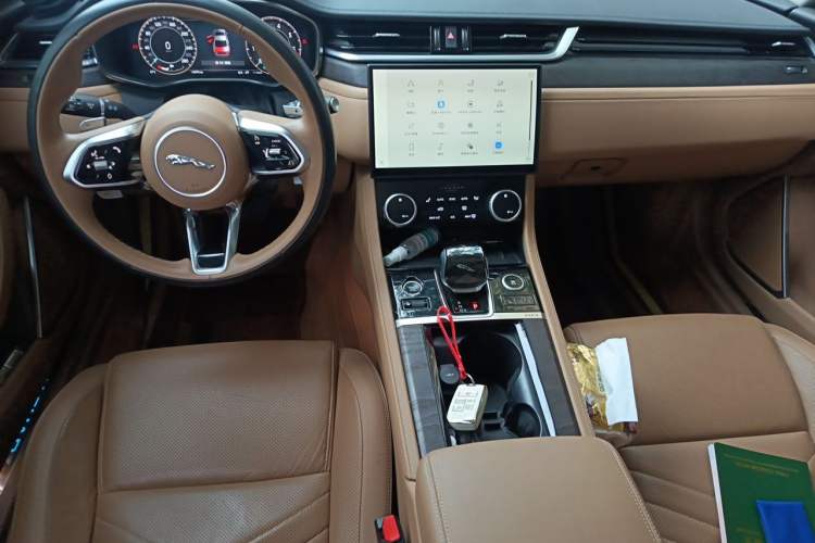 Used Jaguar XFL 2023 XFL 2.0T P250 Two-Wheel-Drive Luxury Deluxe Edition Center Console