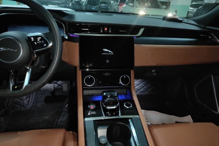 Used Jaguar XFL 2023 XFL 2.0T P250 Two-Wheel-Drive Elite Sport Edition Center Console
