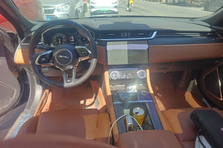 Used Jaguar XFL 2023 XFL 2.0T P250 Two-Wheel-Drive Elite Sport Gold Edition Center Console