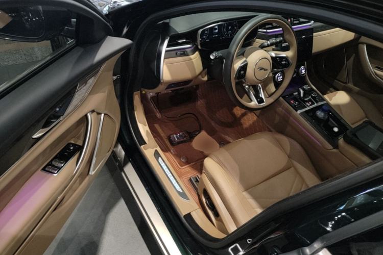 Used Jaguar XFL 2023 XFL 2.0T P250 Two-Wheel-Drive Prestige Luxury Gold Edition Driver Seat