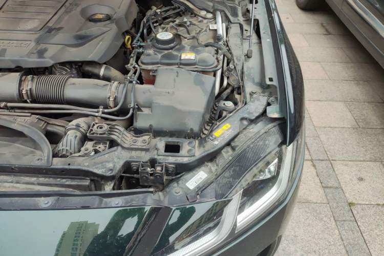 Used Jaguar XFL 2023 XFL 2.0T P300 Four-Wheel-Drive Flagship Sport Edition Engine Bay Left