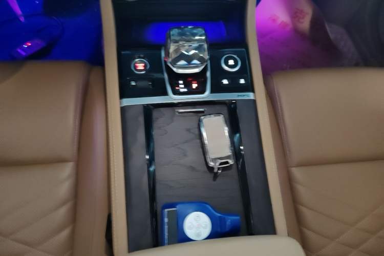 Used Jaguar XFL 2023 XFL 2.0T P250 Two-Wheel-Drive Prestige Luxury Gold Edition Gear Lever