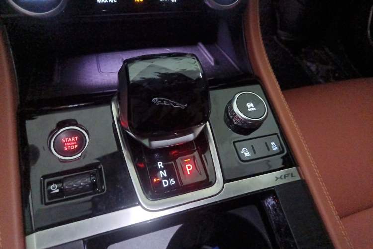 Used Jaguar XFL 2023 XFL 2.0T P250 Two-Wheel-Drive Elite Sport Edition Gear Lever