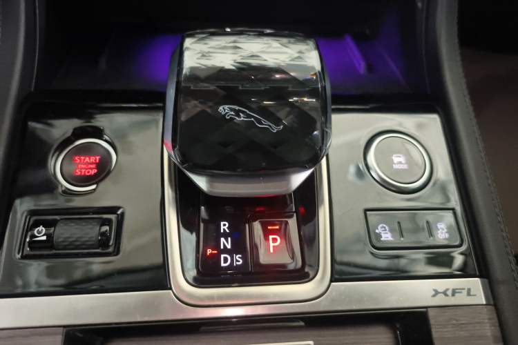 Used Jaguar XFL 2023 XFL 2.0T P200 Two-Wheel-Drive Elite Luxury Edition Gear Lever