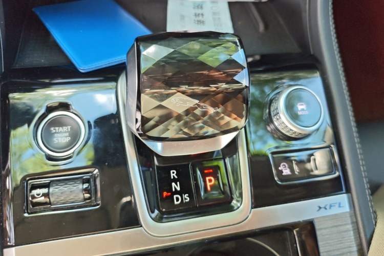 Used Jaguar XFL 2023 XFL 2.0T P200 Two-Wheel-Drive Elite Luxury Edition Gear Lever