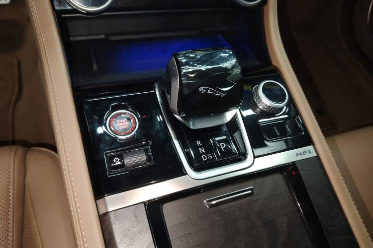 Used Jaguar XFL 2023 XFL 2.0T P250 Two-Wheel-Drive Luxury Deluxe Edition Gear Lever