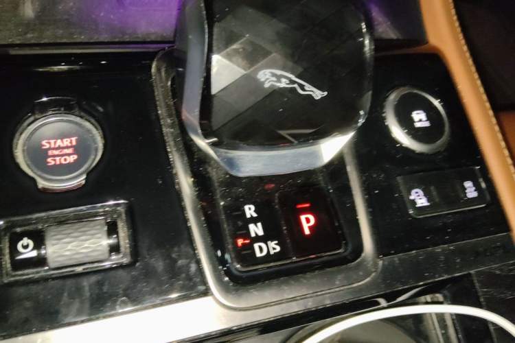 Used Jaguar XFL 2023 XFL 2.0T P250 Two-Wheel-Drive Elite Sport Edition Gear Lever