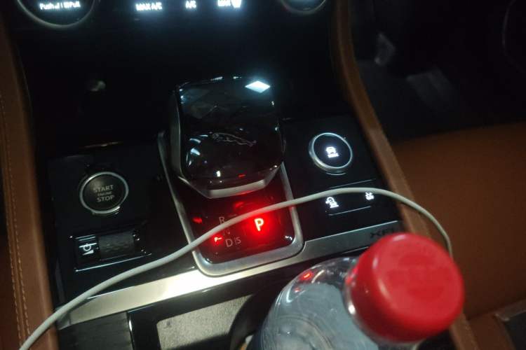 Used Jaguar XFL 2023 XFL 2.0T P250 Two-Wheel-Drive Elite Sport Edition Gear Lever