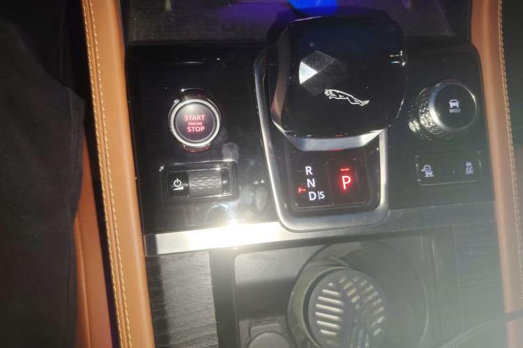 Used Jaguar XFL 2023 XFL 2.0T P250 Two-Wheel-Drive Elite Sport Edition Gear Lever