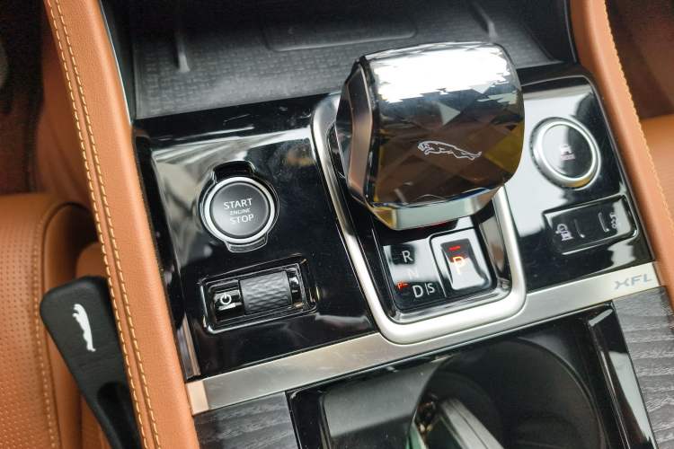 Used Jaguar XFL 2023 XFL 2.0T P300 Four-Wheel-Drive Flagship Sport Edition Gear Lever