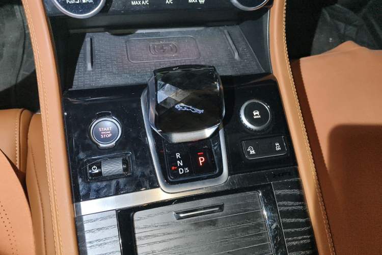 Used Jaguar XFL 2023 XFL 2.0T P250 Two-Wheel-Drive Elite Sport Gold Edition Gear Lever
