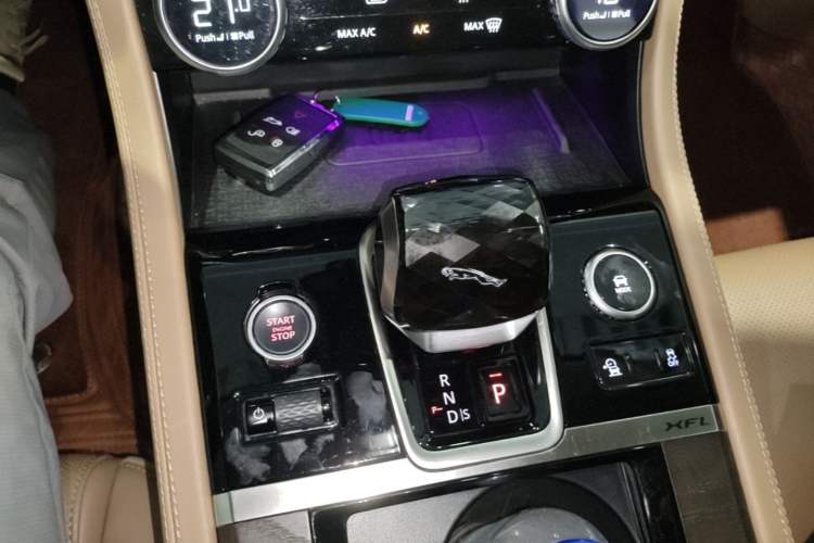 Used Jaguar XFL 2023 XFL 2.0T P250 Two-Wheel-Drive Prestige Luxury Gold Edition Gear Lever