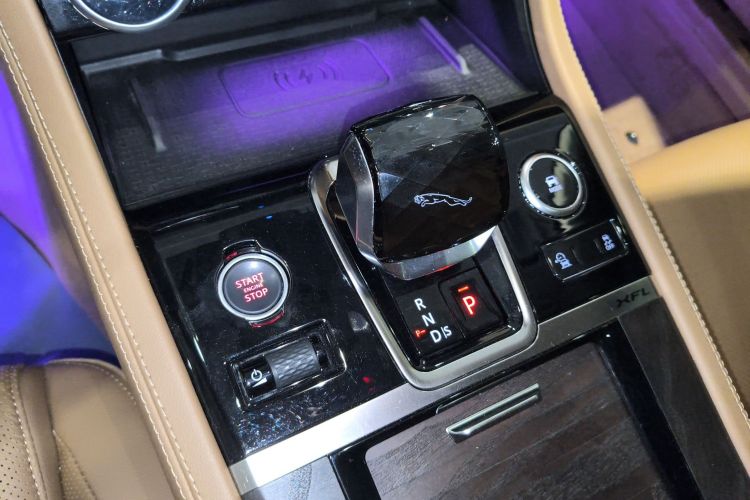 Used Jaguar XFL 2023 XFL 2.0T P250 Two-Wheel-Drive Luxury Deluxe Edition Gear Lever