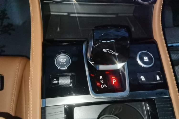 Used Jaguar XFL 2023 XFL 2.0T P250 Two-Wheel-Drive Elite Sport Edition Gear Lever