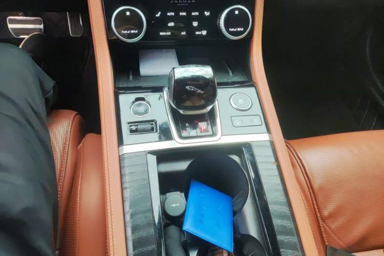 Used Jaguar XFL 2023 XFL 2.0T P300 Four-Wheel-Drive Flagship Sport Edition Gear Lever