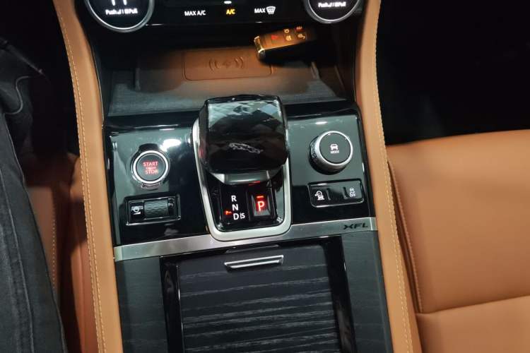 Used Jaguar XFL 2023 XFL 2.0T P250 Two-Wheel-Drive Elite Sport Edition Gear Lever