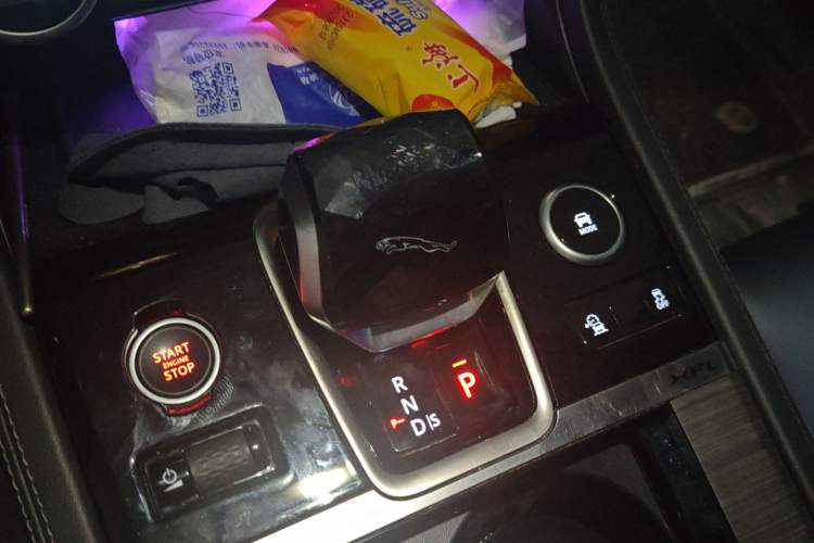 Used Jaguar XFL 2023 XFL 2.0T P200 Two-Wheel-Drive Elite Luxury Edition Gear Lever