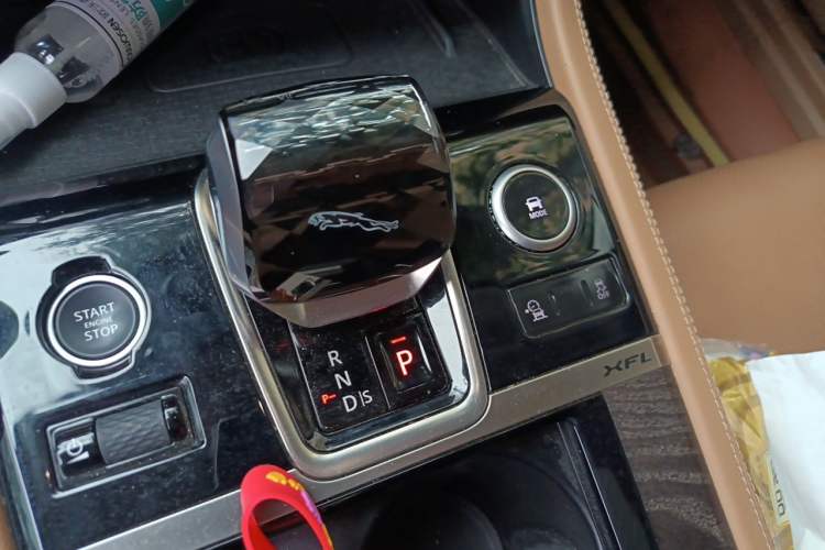 Used Jaguar XFL 2023 XFL 2.0T P250 Two-Wheel-Drive Luxury Deluxe Edition Gear Lever