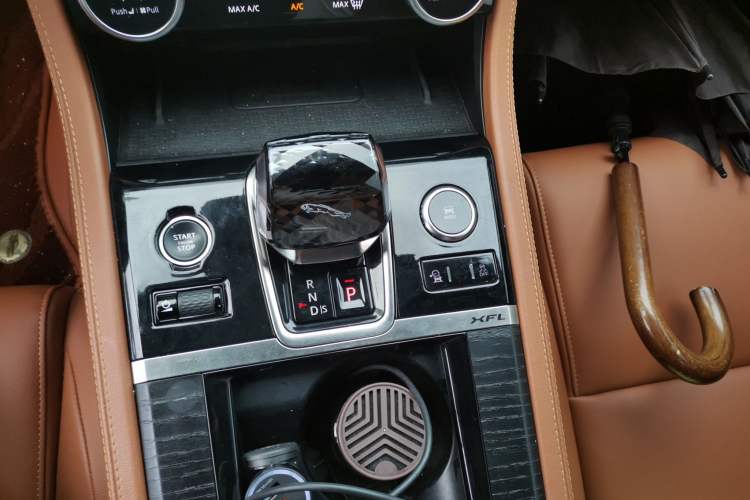 Used Jaguar XFL 2023 XFL 2.0T P250 Two-Wheel-Drive Elite Sport Edition Gear Lever